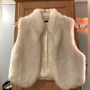 Daisy Fuentes Faux Fur Vest.       Lined in Satin size-Small